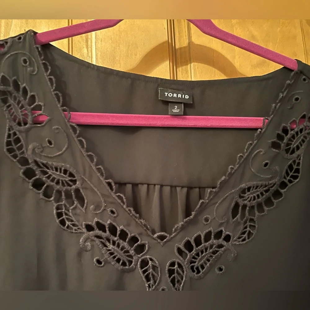 Black size 2 Torrid shirt with open design front detail at the top - Picture 2 of 3